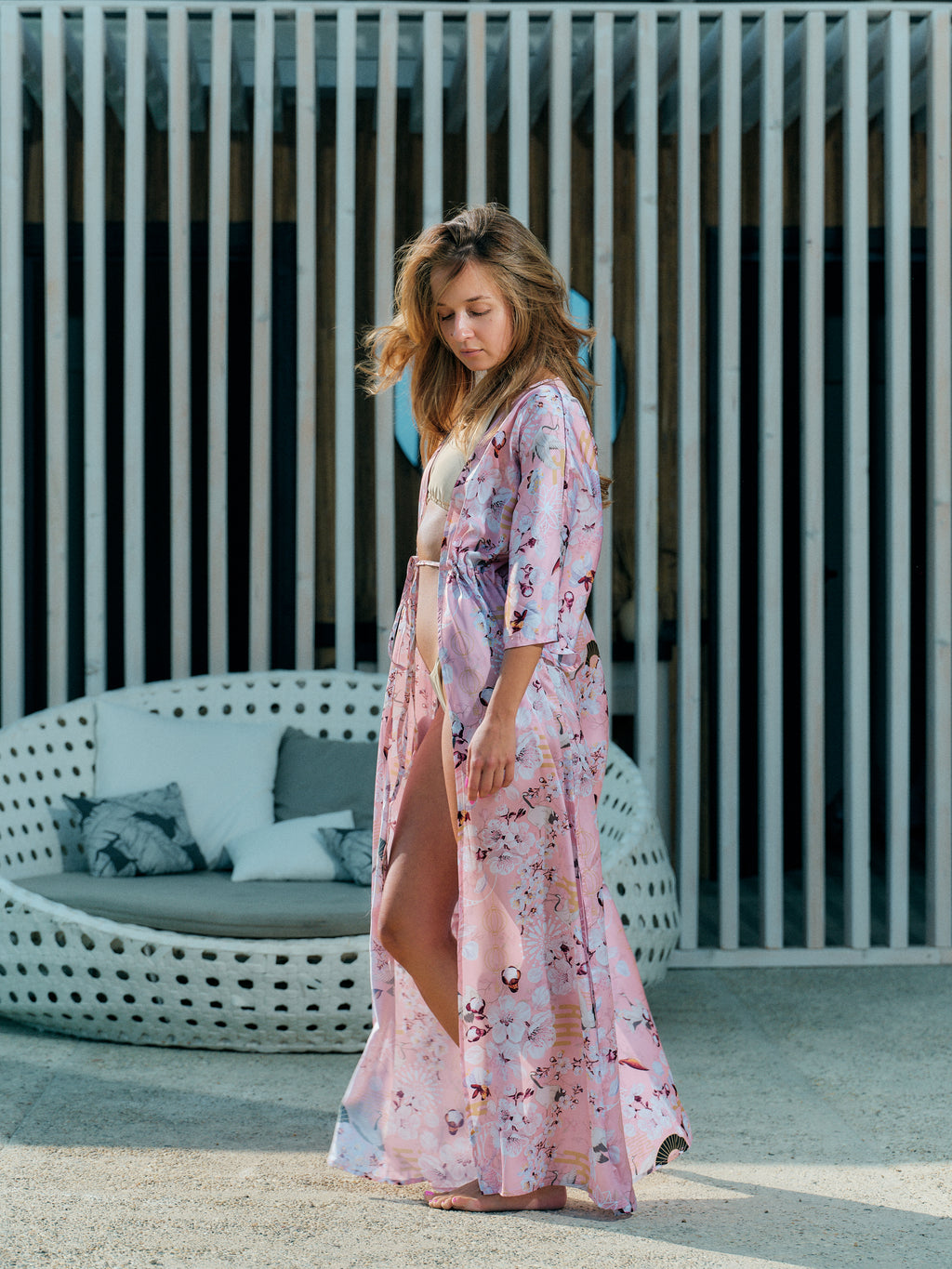 beach kimono long pink satin chiffon, Akari collection side view