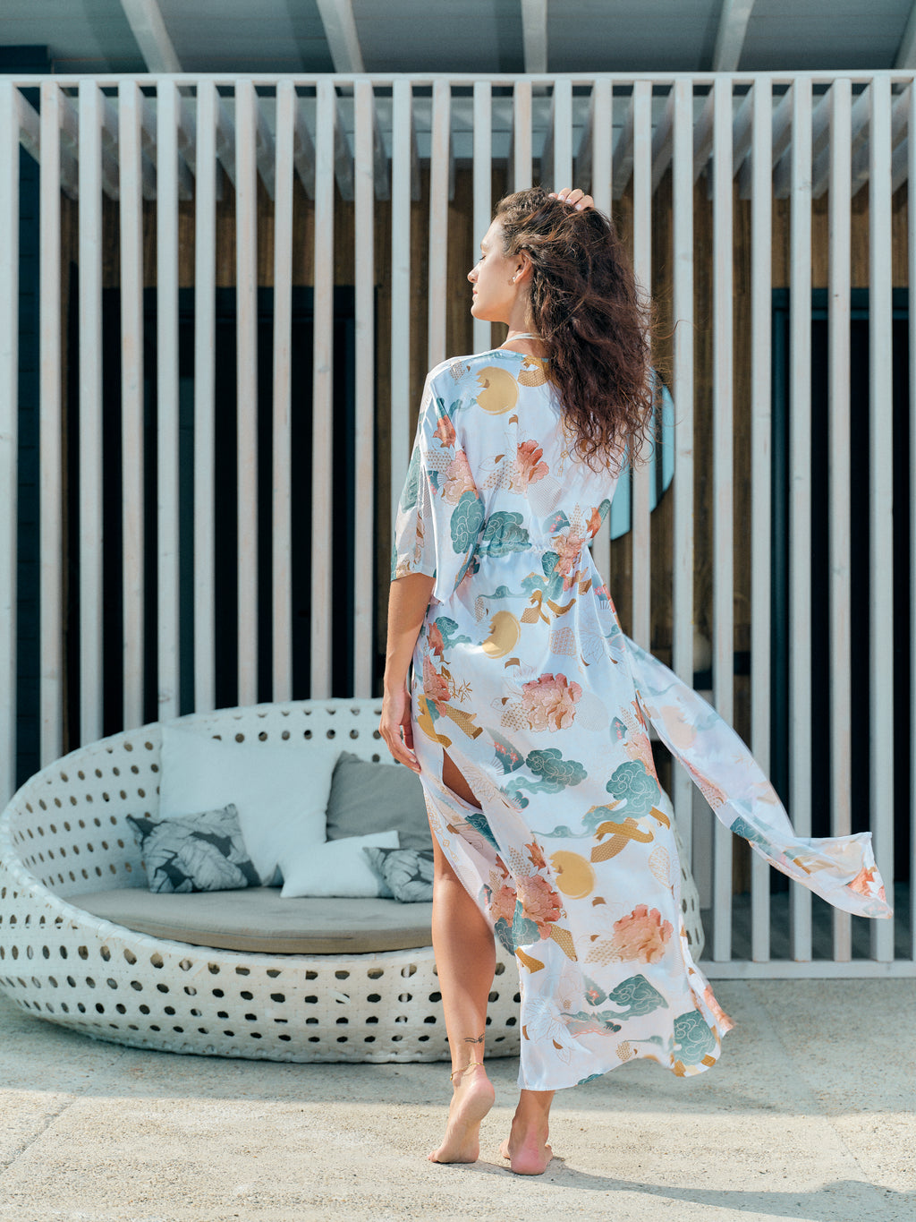 beach kimono long white satin chiffon, Yugen collection back view