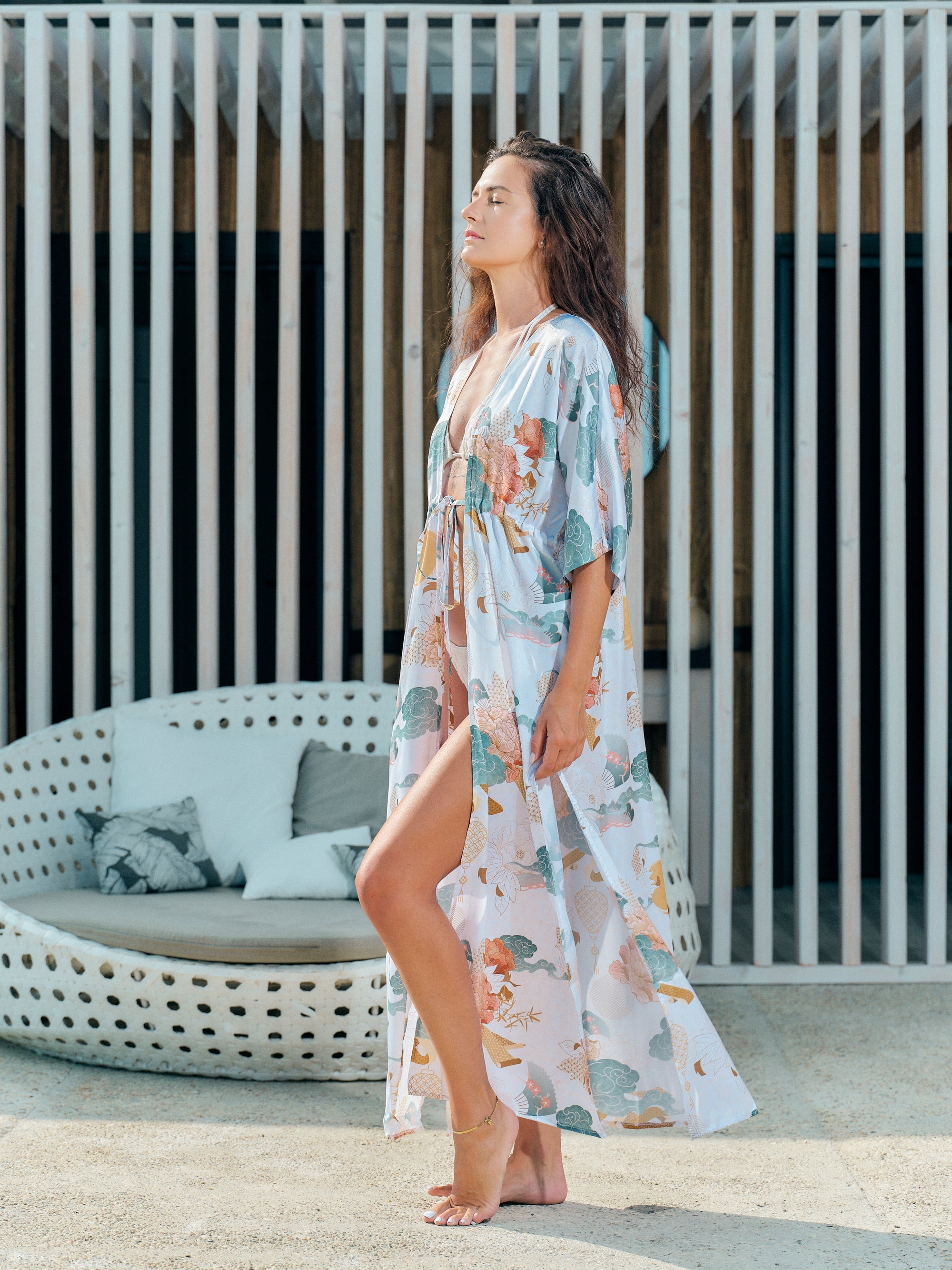 beach kimono long white satin chiffon, Yugen collection side view